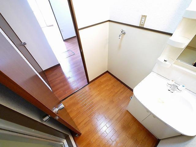 シャトリエ住吉の洗面所|スペースが確保できる洗面所です