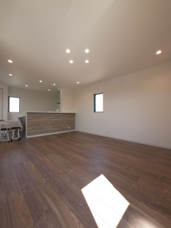 【居間・リビング】 | 昭和町河東中島 オール電化新築戸建 常永駅徒歩2分 車4台可 | 20.9帖の広々ＬＤＫ　家族の会話が弾むオープンな空間設計