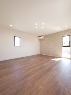 【居間・リビング】 | 昭和町河東中島 オール電化新築戸建 常永駅徒歩2分 車4台可 | 20.9帖の広々ＬＤＫ　大きな窓から自然光がたっぷり入るリビングです。