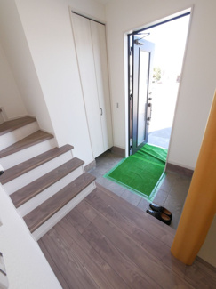 【玄関】 | 昭和町河東中島 オール電化新築戸建 常永駅徒歩2分 車4台可 | 大型土間収納付きの玄関