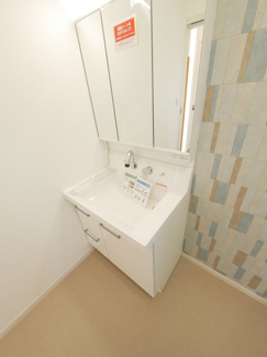 【独立洗面台】 | 昭和町河東中島 オール電化新築戸建 常永駅徒歩2分 車4台可 | 三面鏡仕様で収納力の高い洗面台