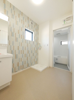 【洗面所】 | 昭和町河東中島 オール電化新築戸建 常永駅徒歩2分 車4台可 | 約3帖と広めなので収納家具などの設置も可能です。
