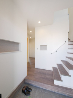 【玄関】 | 昭和町河東中島 オール電化新築戸建 常永駅徒歩2分 車4台可 | お洒落なニッチ（壁収納）が2箇所ある玄関