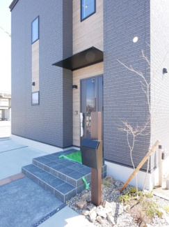 【外観】 | 昭和町河東中島 オール電化新築戸建 常永駅徒歩2分 車4台可 | 外構工事済　植栽もおしゃれな雰囲気に一役買っています。