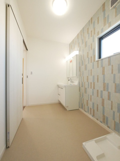 【洗面所】 | 昭和町河東中島 オール電化新築戸建 常永駅徒歩2分 車4台可 | 約3帖の広めの洗面所 三面鏡洗面化粧台