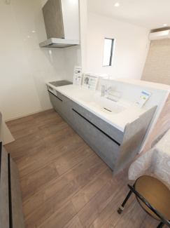 【キッチン】 | 昭和町河東中島 オール電化新築戸建 常永駅徒歩2分 車4台可 | 人造大理石トップのキッチン　食器洗い乾燥機付き