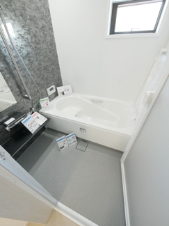 【浴室】 | 昭和町河東中島 オール電化新築戸建 常永駅徒歩2分 車4台可 | 一坪バス シックで落ち着きのがあり、機能的な浴室です。