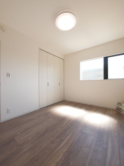 【洋室】 | 昭和町河東中島 オール電化新築戸建 常永駅徒歩2分 車4台可 | 1階洋室6帖　おしゃれなデザイン窓付