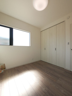 【洋室】 | 昭和町河東中島 オール電化新築戸建 常永駅徒歩2分 車4台可 | 1階南側洋室4.5帖　部屋は狭めですが収納はたっぷりあります。