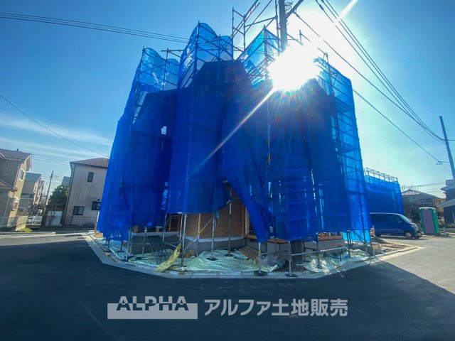 昭島市中神町2丁目　新築　全5棟　1号棟の前面道路含む現地写真|工事が進行中の新築住宅。陽光を浴びて輝く建物が、この場所に新たな価値をもたらします。生活利便性が高く、家族の笑顔が集まる理想的な住環境が整い始めています。