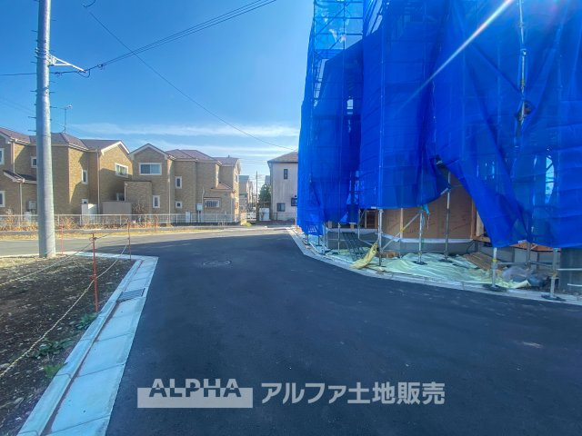 昭島市中神町2丁目　新築　全5棟　1号棟の前面道路含む現地写真|新たに整備された道路と共に、順調に進行中の新築住宅。開放感ある街並みと良好な陽当たりが特徴の場所で、家族の新しい暮らしが広がります。完成をお楽しみにお待ちください。