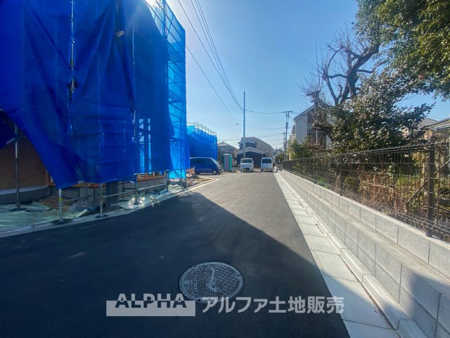 昭島市中神町2丁目　新築　全5棟　1号棟の前面道路含む現地写真|新たに誕生する新築分譲住宅が着々と進行中。開放感ある角地と良好な陽当たりが魅力の住まいです。生活利便性も快適で、家族の新しい暮らしを始めるのにぴったりの環境です。
