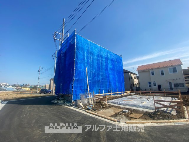 昭島市中神町2丁目　新築　全5棟　1号棟の前面道路含む現地写真|閑静な住宅街に位置し、落ち着いた環境でのびのびとした暮らしを実現できます。今なら建築中の様子もご確認いただけます。