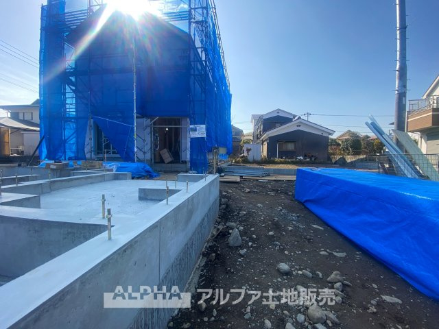 昭島市中神町2丁目　新築　全5棟　1号棟の外観|新築住宅の基礎が完成し、仕上げの段階へ。整備された土地で快適な住まいが進化しています。広々とした敷地と充実した周辺環境が、理想的な暮らしをサポートします。