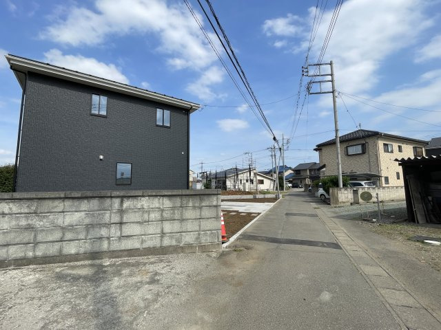 藤岡市藤岡2期（全1棟）1号棟の前面道路含む現地写真
