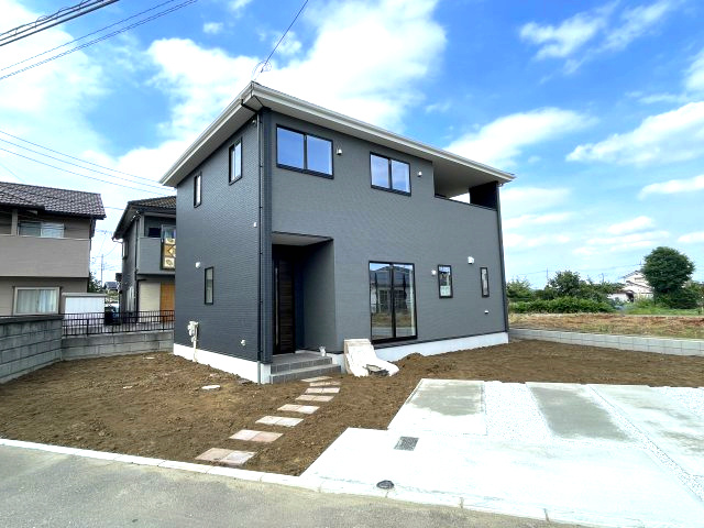 藤岡市藤岡2期（全1棟）1号棟の外観|外観もきれいですナチュラルで飽きの来ないデザインは流行に左右されない家の形です。外構も綺麗に仕上がっています(^▽^)/
