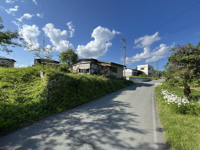 東根市大字観音寺2423-296　土地の周辺|南西より。高低差は約180㎝程度