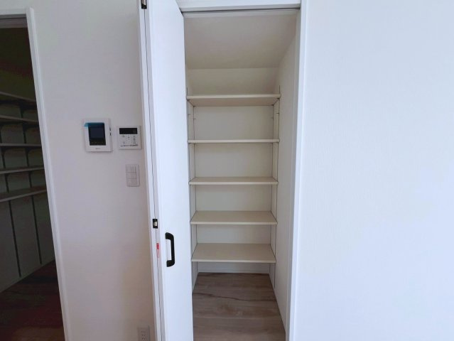 沖縄市古謝1丁目　全2棟　1号棟の収納|リビング収納