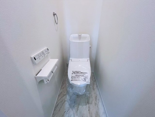 沖縄市古謝1丁目　全2棟　1号棟のトイレ