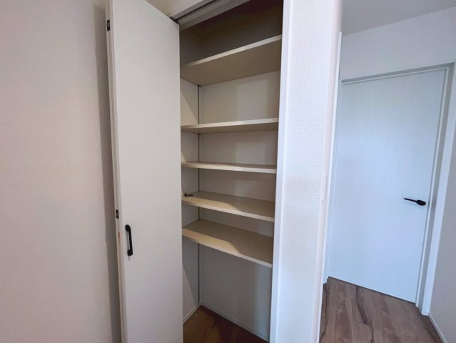 沖縄市古謝1丁目　全2棟　1号棟の収納|2階廊下収納