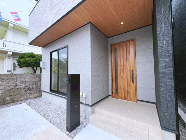 沖縄市古謝1丁目　全2棟　1号棟の玄関