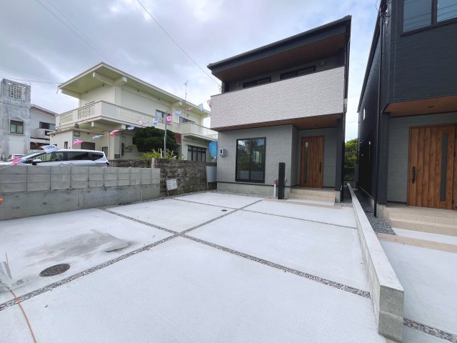 沖縄市古謝1丁目　全2棟　1号棟の駐車場