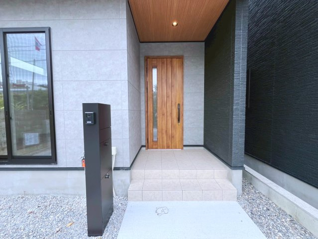 沖縄市古謝1丁目　全2棟　1号棟の玄関