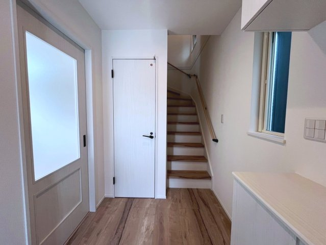 沖縄市古謝1丁目　全2棟　1号棟の玄関