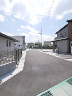 【前面道路含む現地写真】 | 居住者以外の往来の無い東側道路