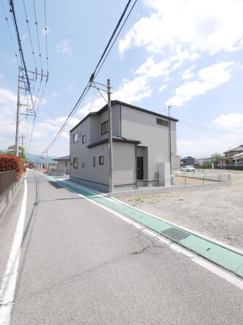 【前面道路含む現地写真】 | 物件北西側より撮影
