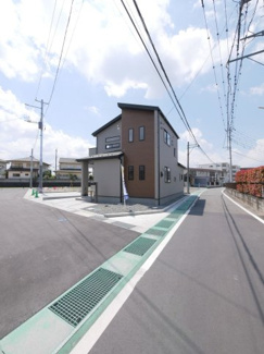 【前面道路含む現地写真】 | 北東角地で開放感たっぷりの新築です。