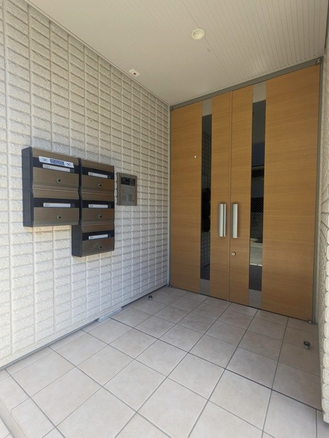 コーネル下北沢のエントランス|オートロック付きのエントランス