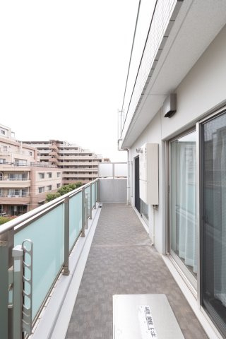 三鷹市下連雀９丁目の中古マンションのバルコニー