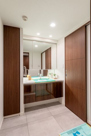 三鷹市下連雀９丁目の中古マンションの独立洗面台