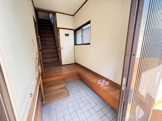 【玄関】 | 尼崎市東難波町3丁目中古戸建 | 玄関には踏み台も設置されております♪