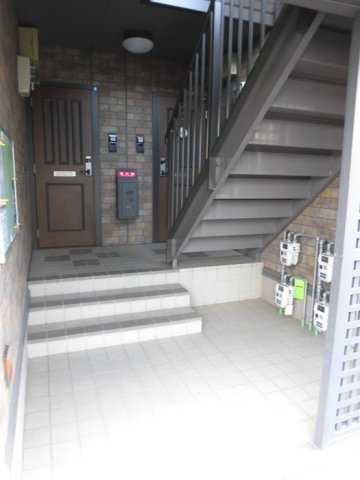 合志市須屋のアパートのエントランス