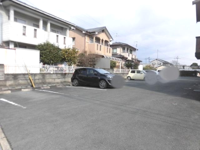 合志市須屋のアパートの駐車場
