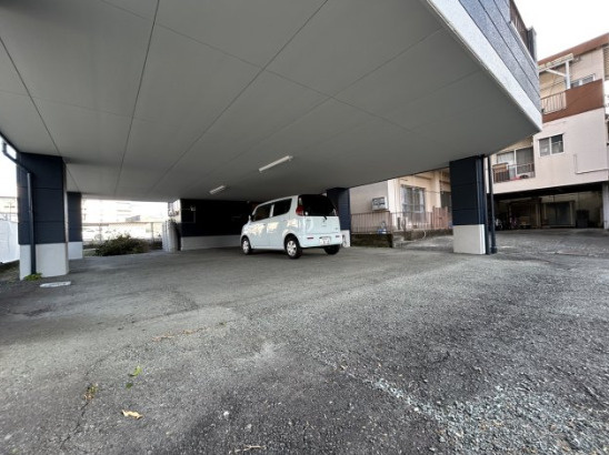 ウガワビルの駐車場