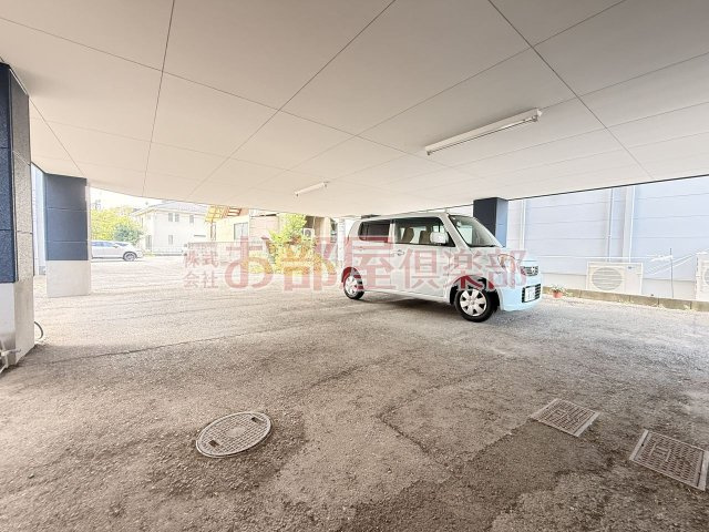 ウガワビルの駐車場|車をお持ちの方に嬉しい駐車場付きの物件です