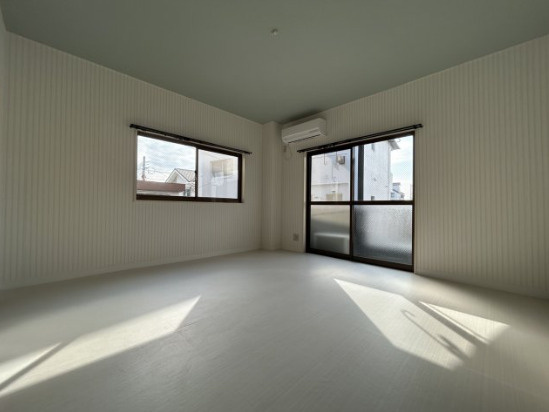 ウガワビルの居間・リビング