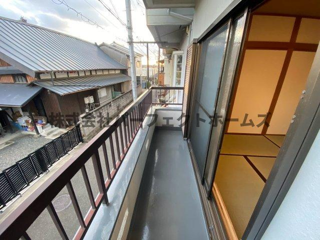 高倉1丁目戸建　賃貸のバルコニー|暖かな日差しのふりそそぐバルコニー