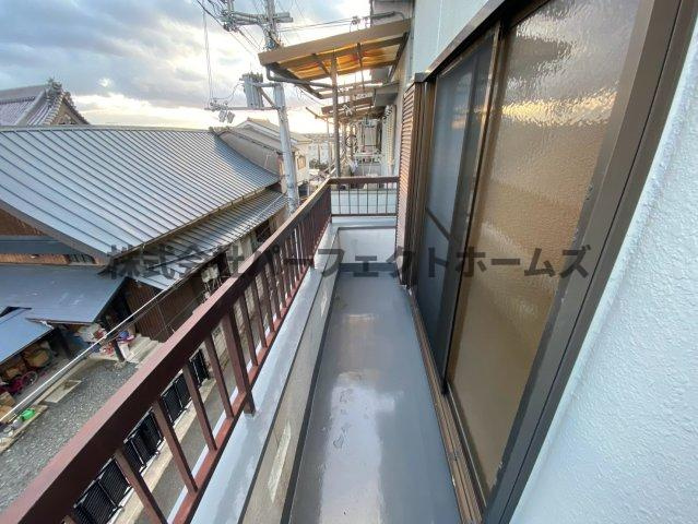 高倉1丁目戸建　賃貸のバルコニー|外からの目が気にならないバルコニーで洗濯物が干せます