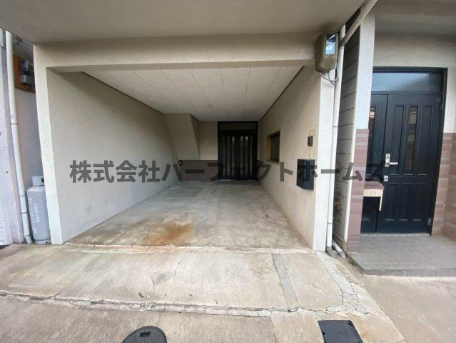 高倉1丁目戸建　賃貸の駐車場|カースペースがあります