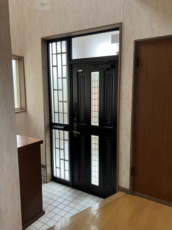 北本戸建の玄関