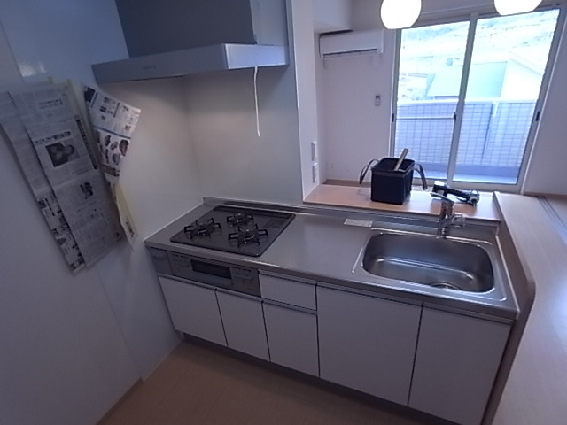 神戸市北区谷上東町のアパートのキッチン|システムキッチン（ガス3口）