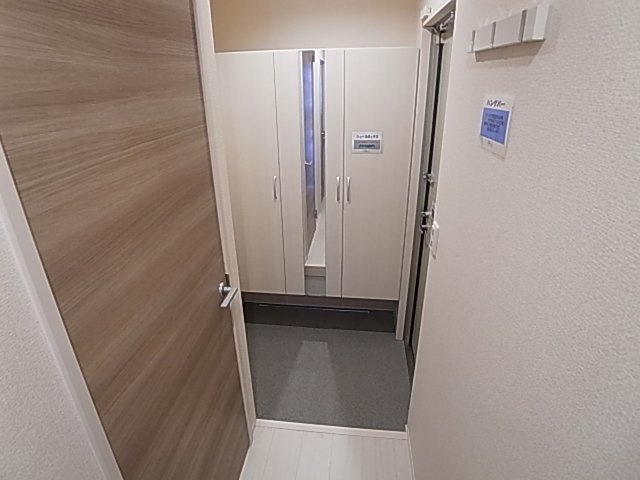 神戸市兵庫区兵庫町２丁目のアパートの玄関