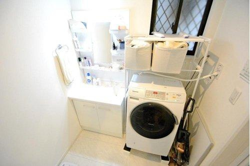 新座市東１丁目の中古一戸建の洗面所|独立洗面台付きの洗面室です。