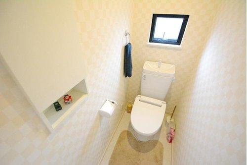 新座市東１丁目の中古一戸建のトイレ|トイレは2か所あり、ウォシュレット機能付きです。