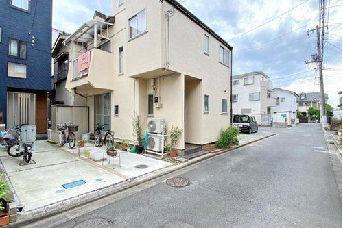 新座市東１丁目の中古一戸建の前面道路含む現地写真|小中学校徒歩8分以内で通学に安心の立地です。