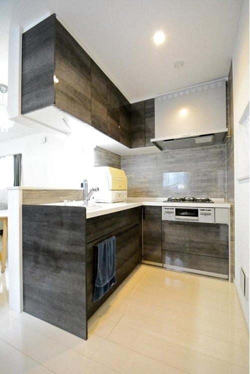 新座市東１丁目の中古一戸建のキッチン|動線が短く使いやすいL型キッチンです。
吊戸棚付でキッチン用品もスッキリ収納できます。
